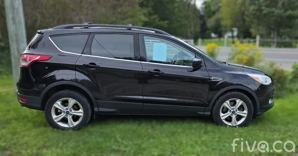 2013 Ford Escape 4WD SE.
