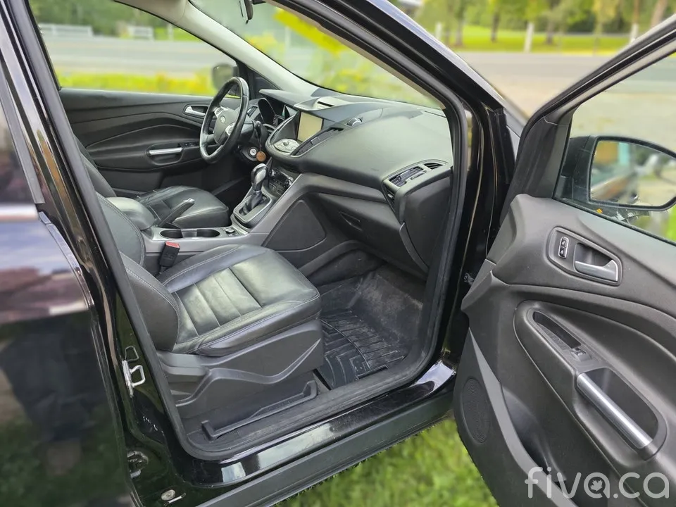 2013 Ford Escape 4WD SE.