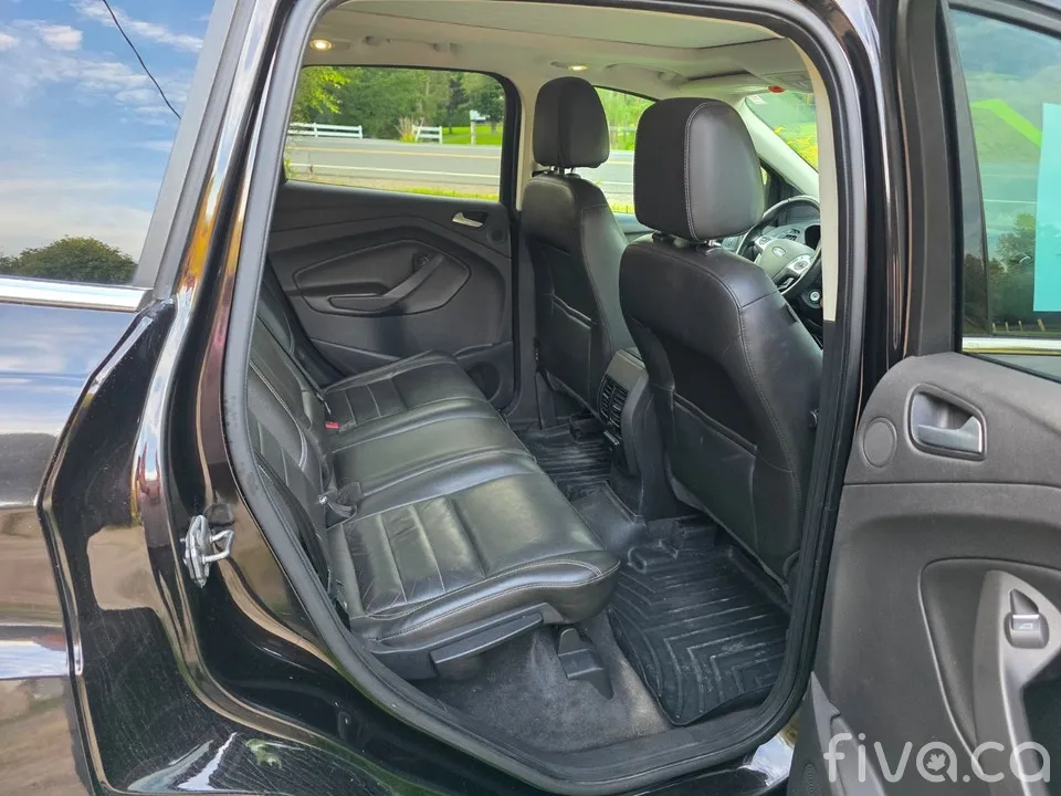 2013 Ford Escape 4WD SE.