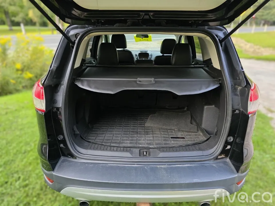 2013 Ford Escape 4WD SE.