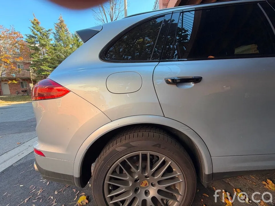 2017 Porsche Cayenne Platinum Edition AWD – Just above 59,000 KM