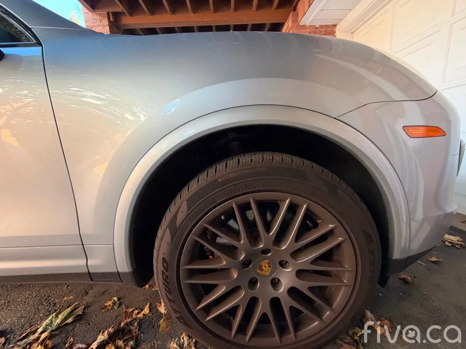2017 Porsche Cayenne Platinum Edition AWD – Just above 59,000 KM