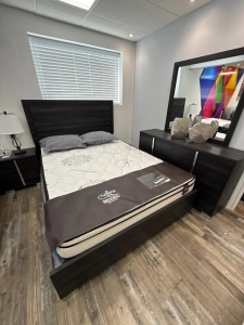 Brand New 6 Pc Bedroom Set. Queen Bed. Dresser With Mirror