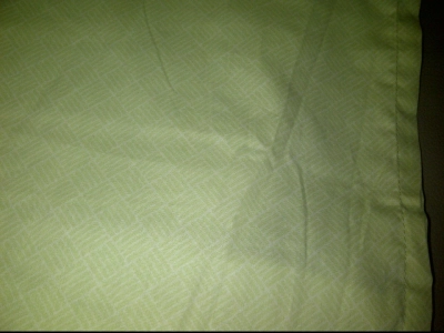 BELLE JUPE NEUVE VERTE-PÀLE+BLANCHE POUR LIT KING: $10.00