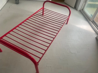 Lit simple robuste en métal rouge