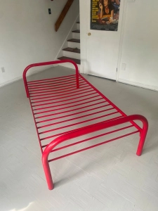 Lit simple robuste en métal rouge