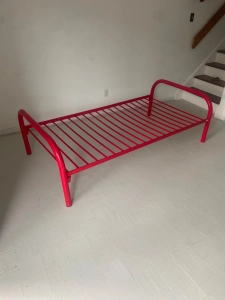Lit simple robuste en métal rouge