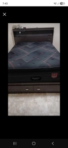 Black beauty Signature Exclusive queen mattress almost new