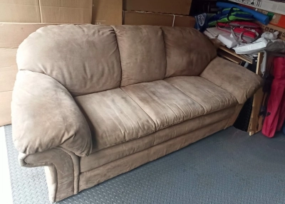 Canapé 3 places en microfibre taupe / Microfiber 3-Seater Sofa